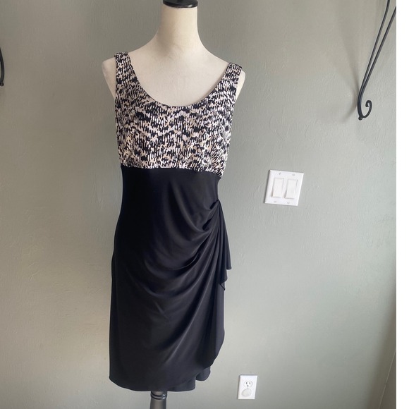 dressbarn Dresses & Skirts - Dressbarn Collection Womens Sheath Dress‎ Size 8 Black Tan Abstract Ruched Side